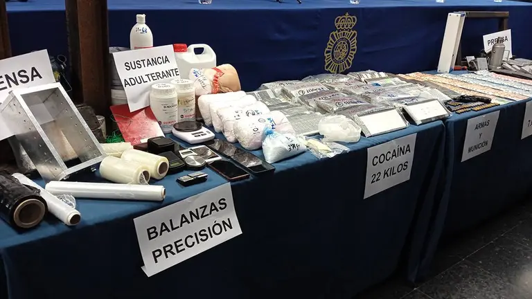Adem&aacute;s de la coca&iacute;na, los agentes se incautaron de siete kilos de adulterante, 6.000 euros en efectivo, dos armas de fuego y munici&oacute;n
