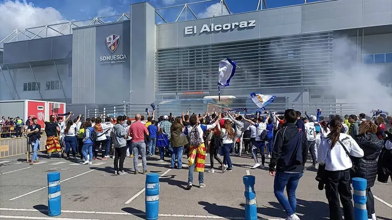 Hinchas zaragocistas reciben con bufandas y botes de humo a su equipo 