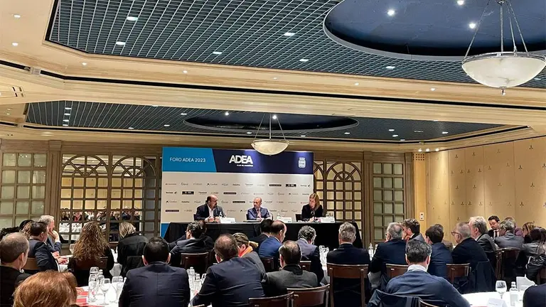 Alberto Izquierdo junto al presidente de ADEA, Fernando Rodrigo, y la periodista Eva Defior