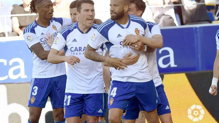 Zapater celebra junto a sus compa&ntilde;eros el gol de Beb&eacute; en el partido en Huesca