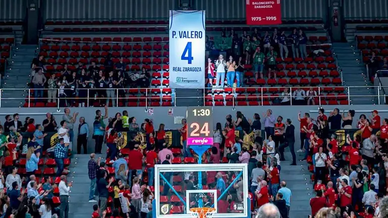 La camiseta de Pilar Valero recibe el homenaje de familia, amigos y afici&oacute;n del Casademont