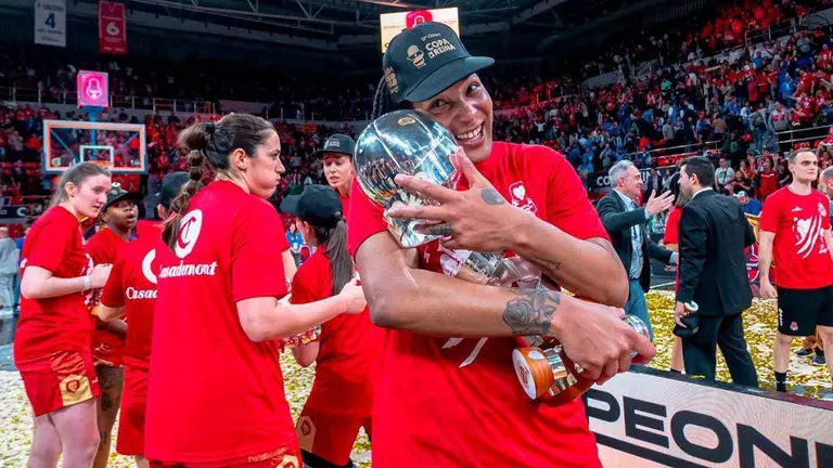 Gatling se abraza a la Copa de la Reina en la celebraci&oacute;n en la pista