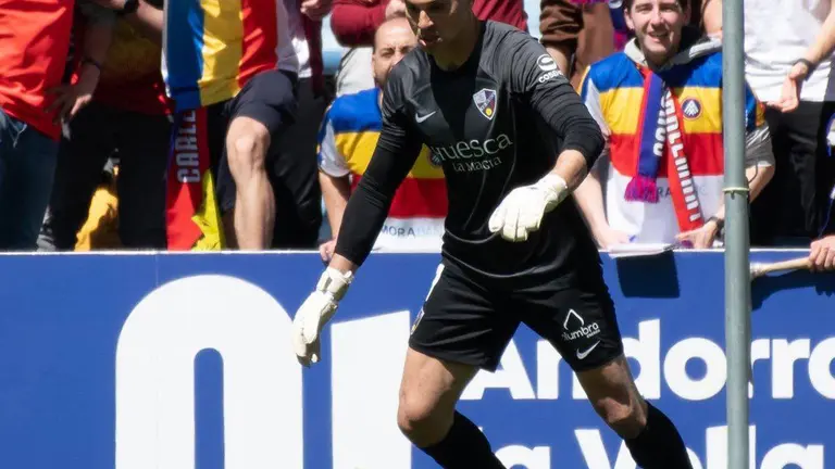 Andr&eacute;s se dispone a despejar con la derecha un bal&oacute;n