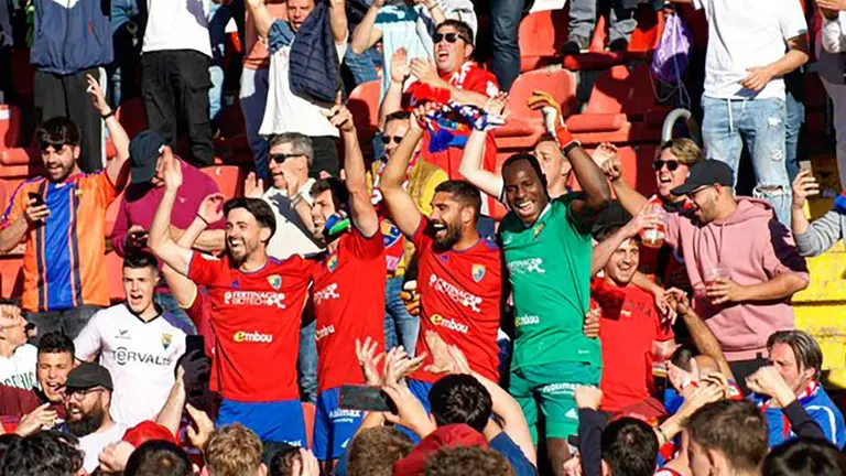 Los jugadores del Teruel celebran la victoria contra el Mestalla en la grada