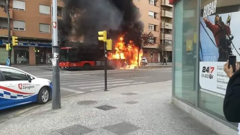 El bus cubr&iacute;a el trayecto de la l&iacute;nea 24  cuando se han originado las llamas