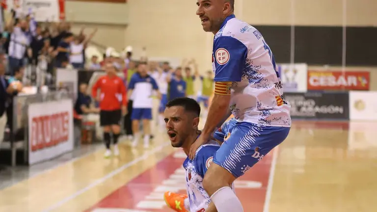 Los ma&ntilde;os celebran un gol en el &uacute;ltimo partido 