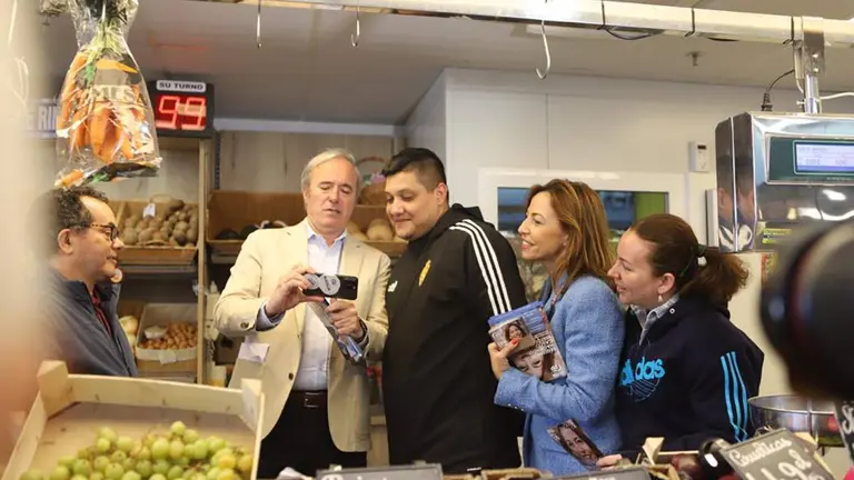 El candidato del PP al Gobierno de Arag&oacute;n, Jorge Azc&oacute;n, durante la visita a los puestos del Mercado Central