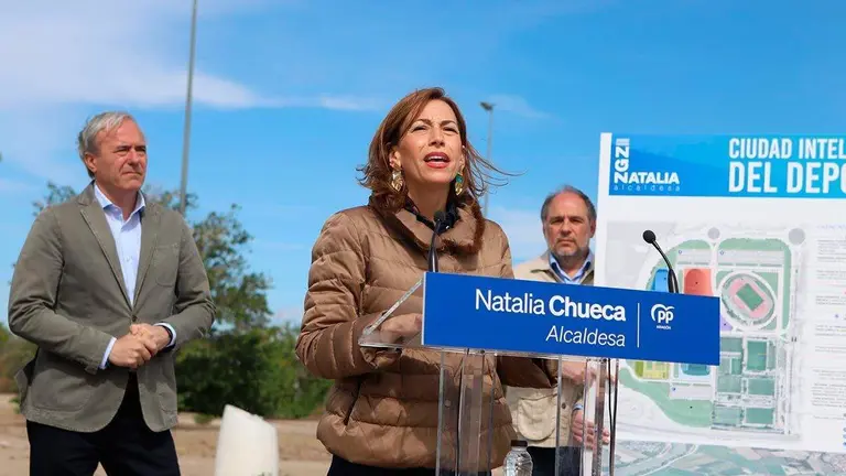 Natalia Chueca en primer plano y Jorge Azc&oacute;n en segundo