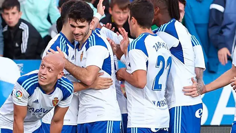 Zapater y el resto de jugadores del Real Zaragoza celebran un gol de Bermejo