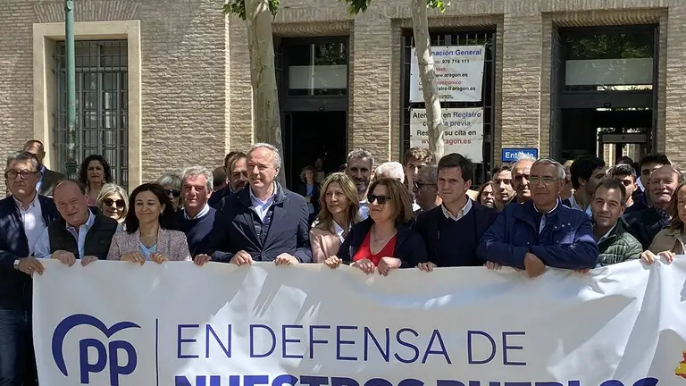 Azc&oacute;n junto a otros alcaldes del PP protestan por la falta de ayudas al campo aragon&eacute;s