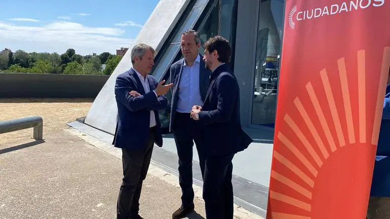 Carlos Ortas junto al candidato a la alcald&iacute;a, Daniel P&eacute;rez Calvo y el secretario general de Ciudadanos, Adri&aacute;n V&aacute;zquez.
