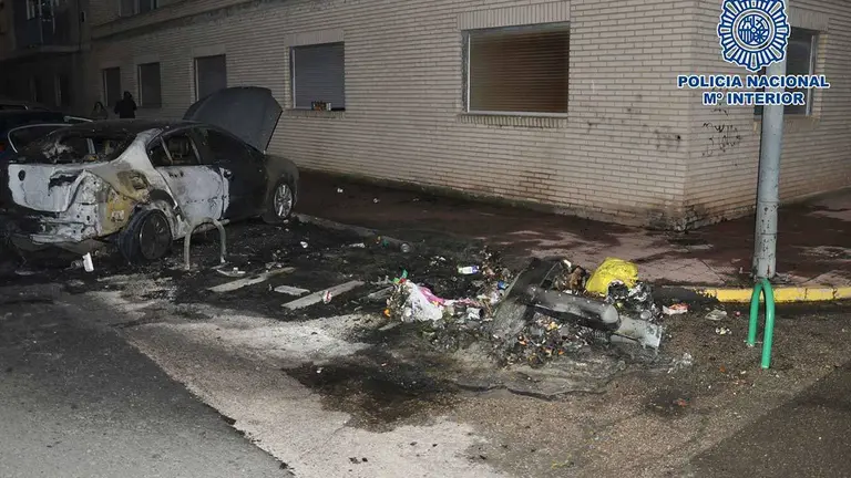 Coches y contenedores quemados