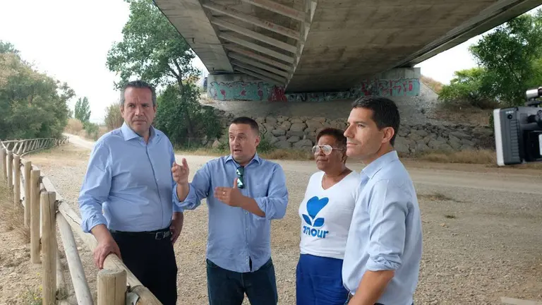 El candidato a la Presidencia del Gobierno de Arag&oacute;n, Carlos Ortas, se&ntilde;ala que los agricultores y municipios piden actuaciones en el Ebro. Fotograf&iacute;a: Ciudadanos.