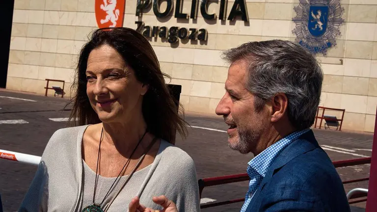 Daniel P&eacute;rez Calvo y Cristina Sobrino, n&uacute;mero 2 de Ciudadanos, han visitado el cuartel de la Polic&iacute;a Local de La Paz, en Parque Venecia. Fotograf&iacute;a: Ciudadanos.