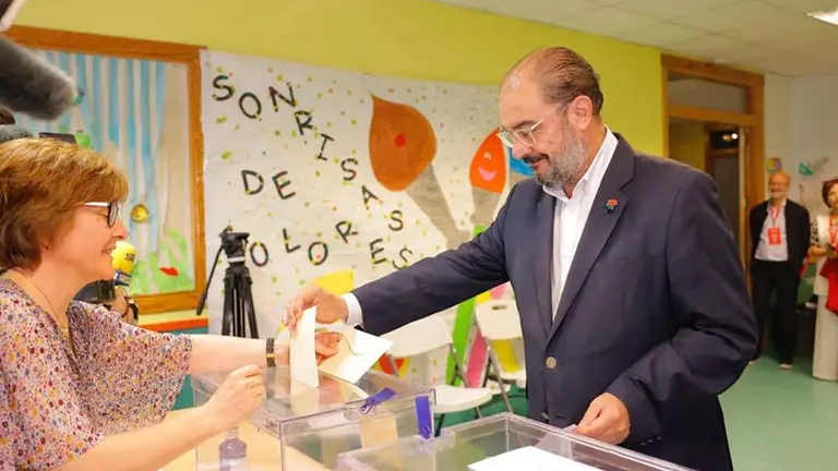 Lamb&aacute;n votando