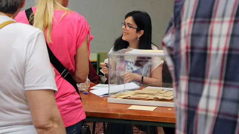 Seg&uacute;n marca la ley, y de forma gen&eacute;rica, todos los ciudadanos con derecho a voto y que no sean candidatos pueden formar parte de una mesa electoral