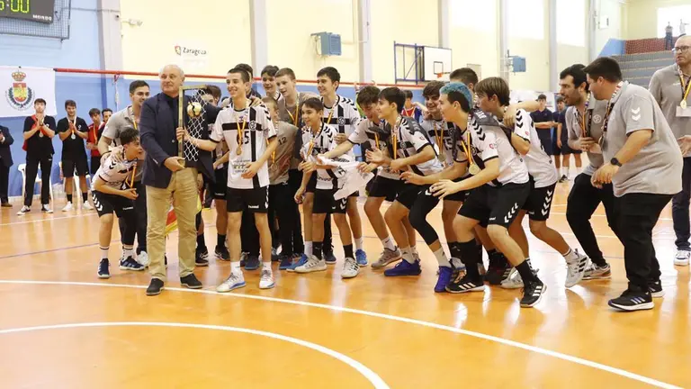 El Dominicos infantil celebrando su Nacional en el pabell&oacute;n Salduba. Fotograf&iacute;a: RFEB.