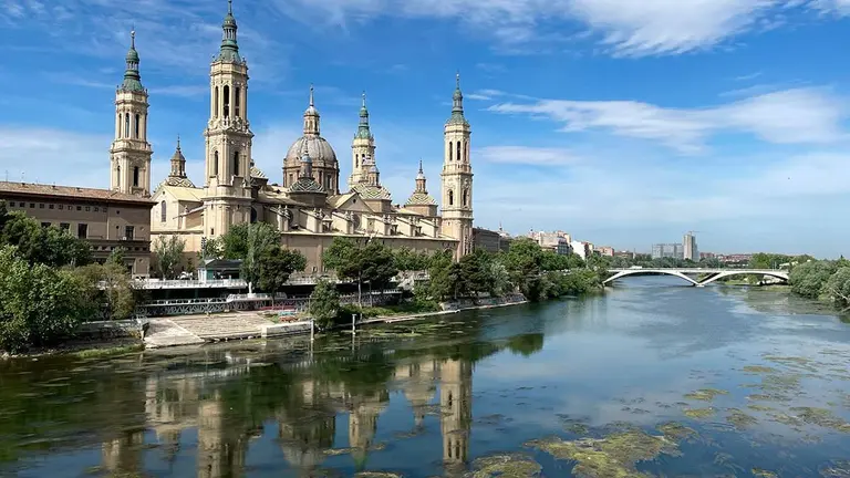 El Pilar, a su paso por el r&iacute;o Ebro