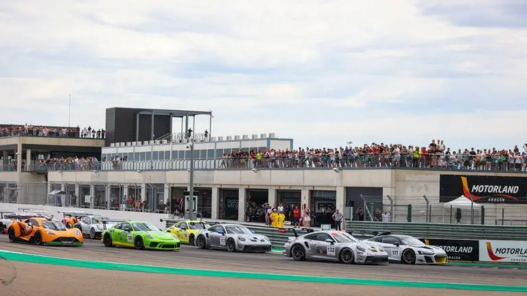 Momento de la salida Carrera 2 GT en el Trofeo de Velocidad. Fotograf&iacute;a: Motorland Arag&oacute;n