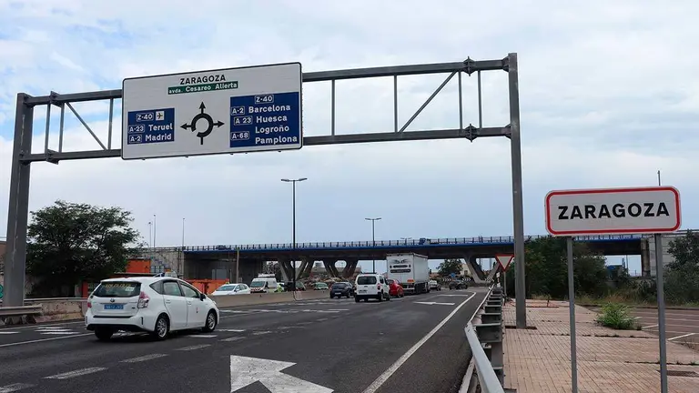 Rotonda con tr&aacute;fico