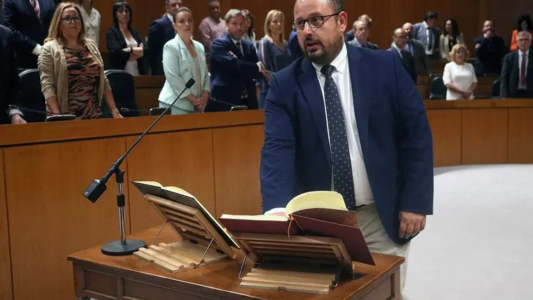 El diputado del PAR, Alberto Izquierdo, sigue a la espera de poder llegar a acuerdos con el PP