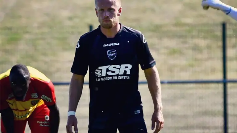 El defensor actualmente juega en el Valenciennes, con quien termina contrato este 30 de junio. Fotograf&iacute;a: Instagram Quentin Lecoeuche.