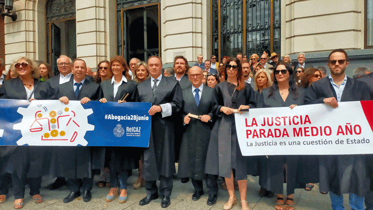 Los abogados de Zaragoza se concentran para exigir el fin de las huelgas de Justicia, convocadas desde enero