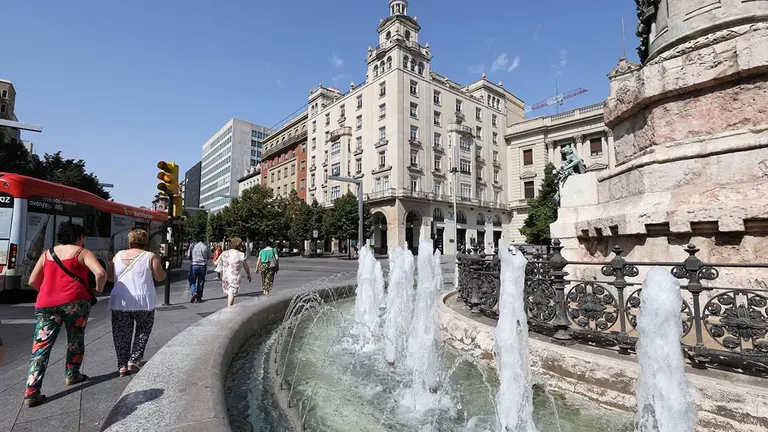Zaragozanos paseando en Plaza Espa&ntilde;a con un d&iacute;a de calor