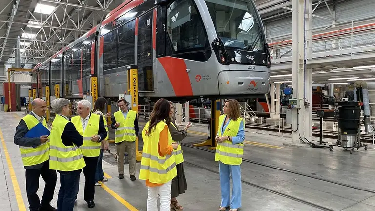 La alcaldesa de Zaragoza, Natalia Chueca, durante la visita de las cocheras del tranv&iacute;a.