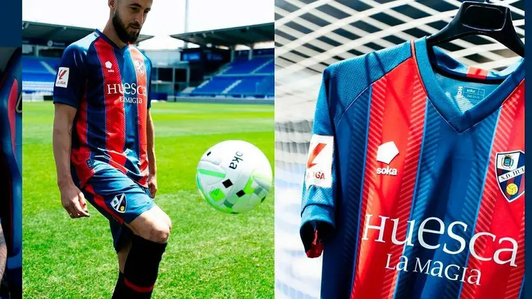 La camiseta tiene detalles en blanco y la bandera de Arag&oacute;n en la parte posterior del cuello | Foto: SD Huesca