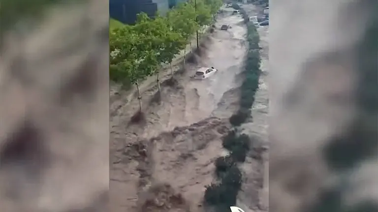Una fuerte tromba de agua cay&oacute; alrededor de las 18.00 horas y enseguida buena parte de la ciudad se convirtieron en aut&eacute;nticos r&iacute;os