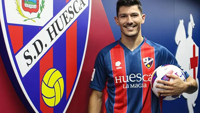 Loureiro posa con la vestimenta del Huesca