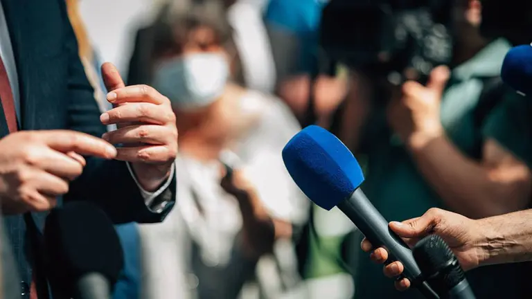 Entrevista de un medio de comunicaci&oacute;n a un pol&iacute;tico