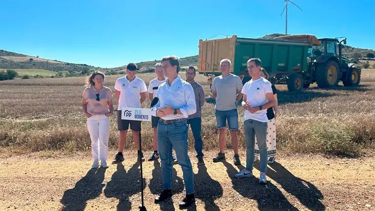El candidato del PP al Congreso se ha comprometido a recuperar las 30 obras del Plan de cuenca del Ebro paralizadas y a favorecer la incorporaci&oacute;n de los j&oacute;venes al sector