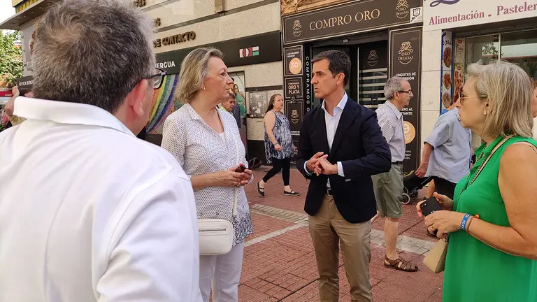 El PP se ha desplazado hasta la puerta del Mercado Delicias