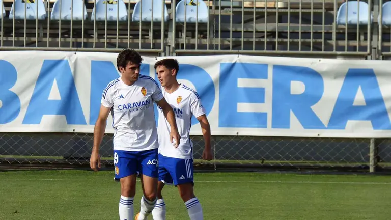 Az&oacute;n junto a Pablo Cort&eacute;s en el verde de la Ciudad Deportiva 
