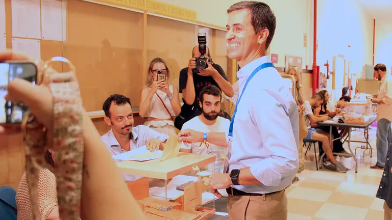 Azc&oacute;n y Navarro han apelado al voto "masivo" pese a las dificultades por las altas temperaturas
