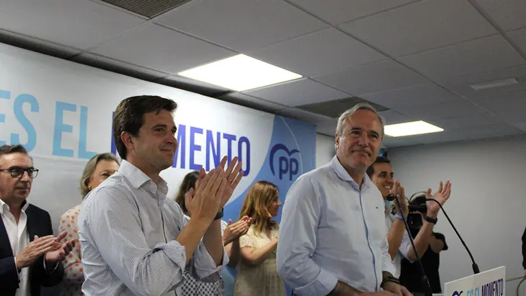 La noche electoral en la sede de Ponzano ha estado concurrida, con todos los presentes pendientes del escrutinio