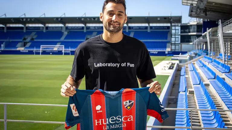 El lateral ha firmado hasta 2024 con la S.D. Huesca. Fotograf&iacute;a: S.D. Huesca.