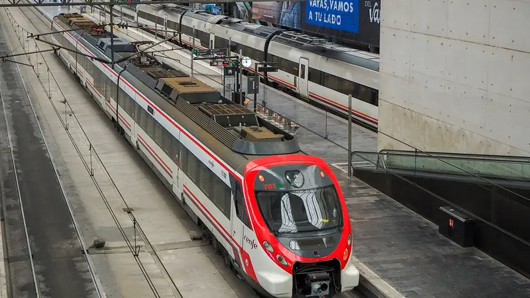 Tren renfe en estaci&oacute;n delicias