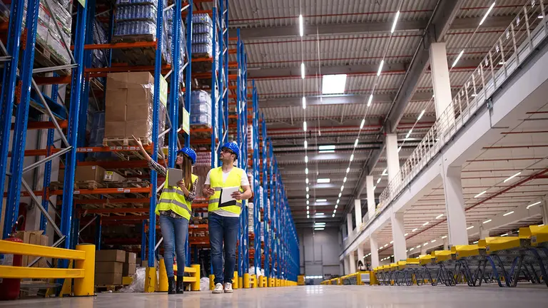 Dos personas supervisando un almac&eacute;n