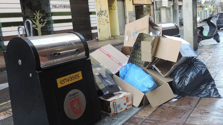 La suciedad en las calles, el estado de las aceras y el transporte p&uacute;blico. Estos son las principales preocupaciones que han manifestado los ciudadanos de Zaragoza.