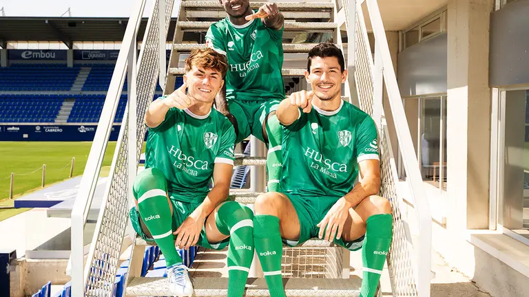 La camiseta ya est&aacute; a la venta tanto en la tienda f&iacute;sica como online. Fotograf&iacute;a: S.D. Huesca.