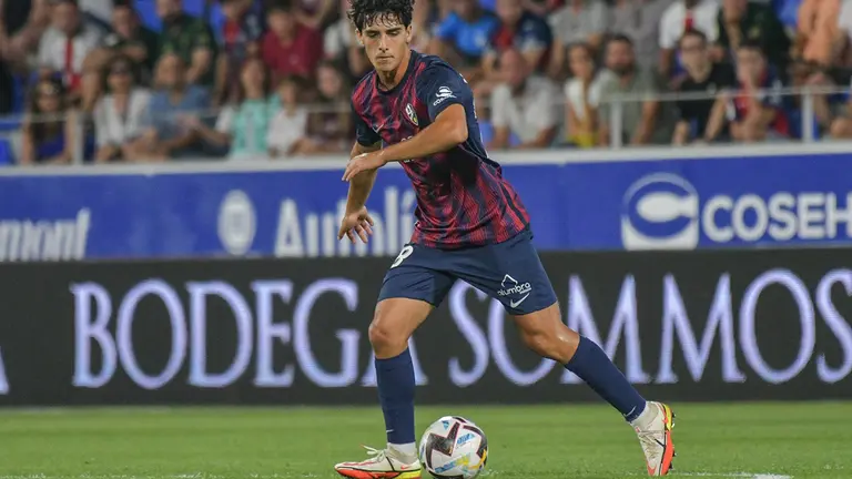 La S.D. Huesca ha hecho oficial este viernes que el central Hugo Anglada jugar&aacute; la pr&oacute;xima temporada cedido en el CF Talavera, de Segunda RFEF. Fotograf&iacute;a: S.D. Huesca.