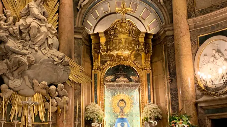 Virgen del Pilar con el manto de papel