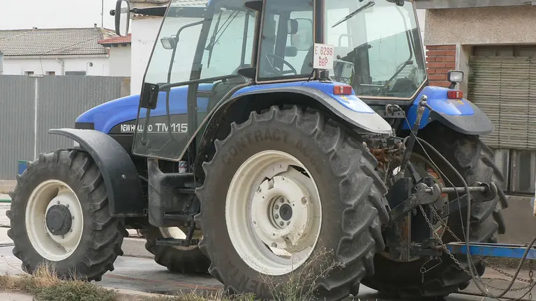 El hombre ha fallecido al volcar el tractor que conduc&iacute;a en un camino de tierra