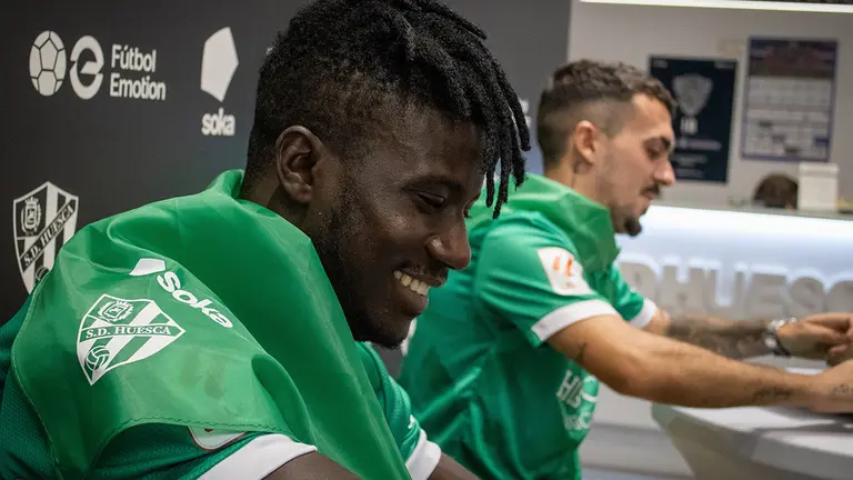 Ziganda quiere mejorar el sistema de los suyos y para ello ha jugado durante gran parte de la pretemporada con una defensa de tres centrales. Fotograf&iacute;a: S.D. Huesca.