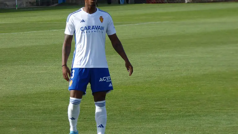 Jair Amador en partido de pretemporada en la Ciudad Deportiva 