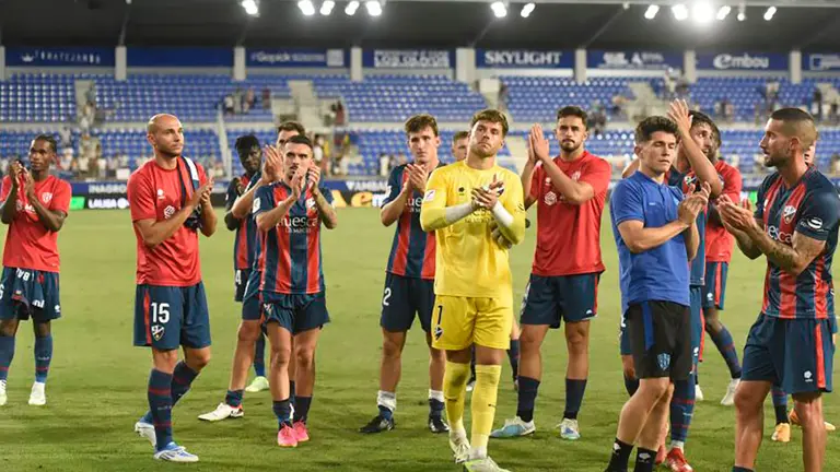 Jugadores del Huesca van hacia la grada