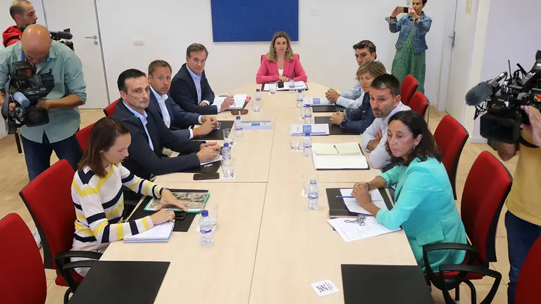 Los responsables de Educaci&oacute;n en la DGA y de Urbanismo en el Ayuntamiento se han reunido este martes con directivos y padres del centro